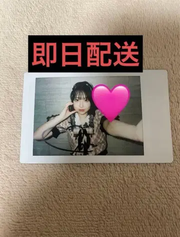 사쿠라바 하루카 친필 사인 폴라로이드 (체크 의상)