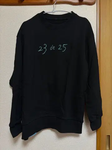 카미시라이시 모네 내 취향 맨투맨 블랙 23 de 25