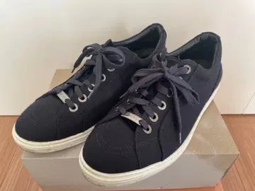 지미추 네이비 스터드 스니커즈