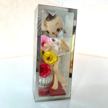 쇼와 레트로 꽃을 든 인형 투명 케이스 포함