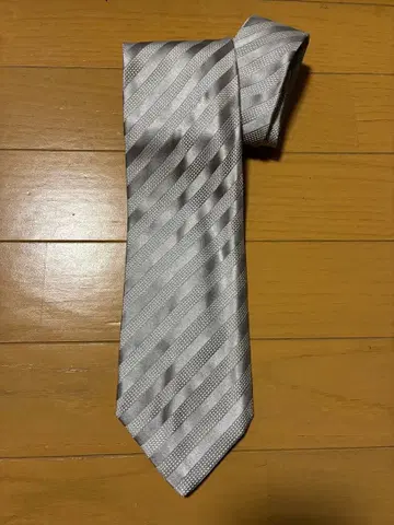 Kiton 실버 스트라이프 넥타이