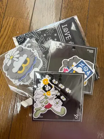 [ G-DRAGON ] ZO&FRIENDS 스카프, 스티커, 특전 부채