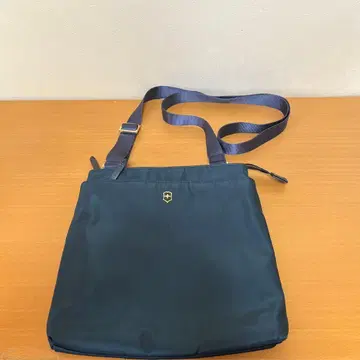 [새상품급] 빅토리녹스 숄더백 네이비
