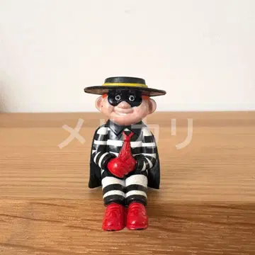 맥도날드 햄버거병 피규어 앉아있는