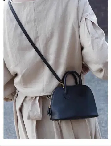 Twenty Vivo 골드 금장 장식 천연 가죽 블랙 숄더백