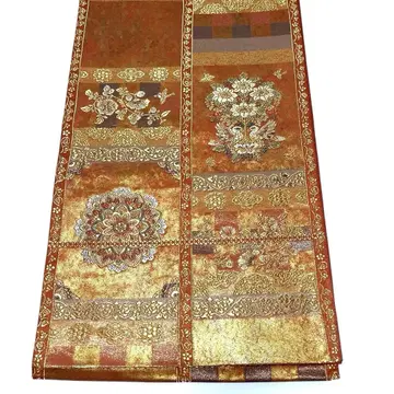 골드 컬러와 브라운 색상의 후쿠로 오비 쇼소인 헌상문