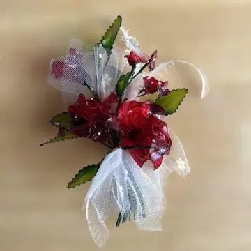 코사지 와인 레드 꽃, 그린 잎, 레이스와 핀 포함