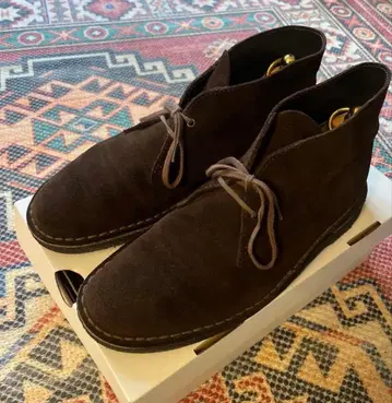 다크 브라운 스웨이드 처카 부츠