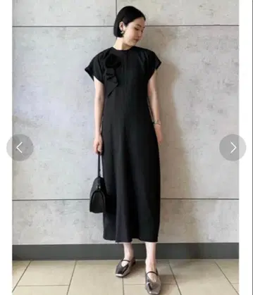 Mila Owen 코사지 부착 내로우 플레어 원피스