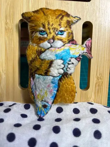 고양이와 물고기 자수 브로치