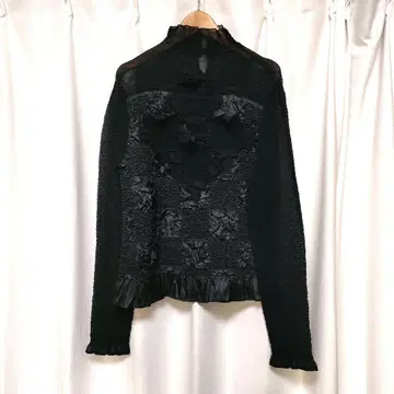 스페치오 셔틀 플리츠 플라워 모티브 하이넥 풀오버