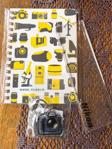 니콘 뮤지엄 기념품 3종 세트 (Nikon D3 아크릴 키링 등)