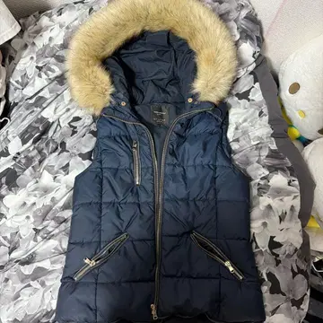 ZARA 네이비 퍼 다운 베스트