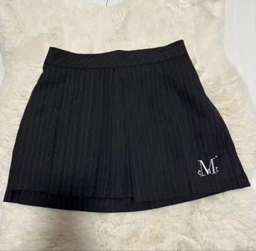 MUCENT 플린트 스트라이프 하프 플리츠 스커트