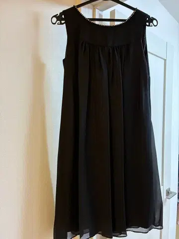 에프데 리본 포함 비쥬 장식 슬리브리스 원피스