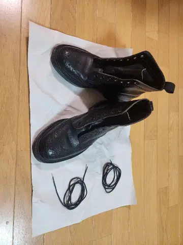 블랙 가죽 워크 부츠 브로그 디자인