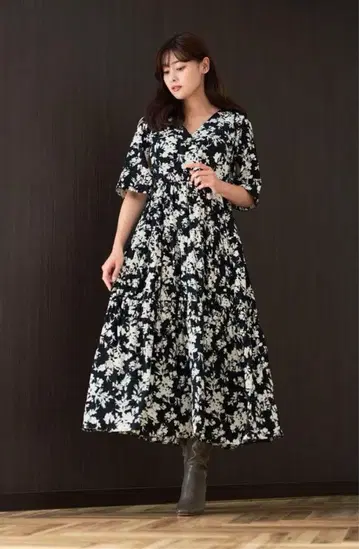 Herlipto 모노톤 플로럴 슬릿 슬리브 드레스