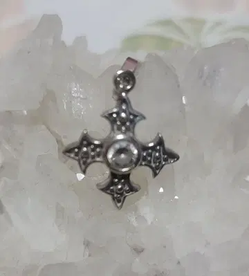 로리 로드킨 크로스 목걸이