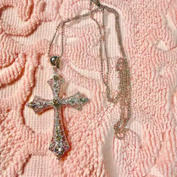 스톤 장식 크로스형 목걸이