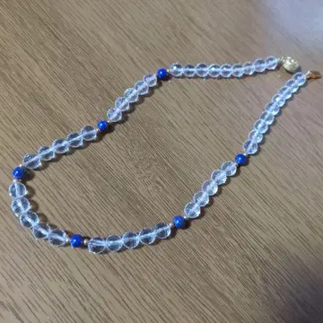 미러볼 컷 수정과 라피스 라줄리의 목걸이