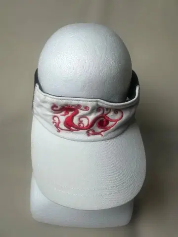 댄스 위드 드래곤 자수 장식 화이트 바이저