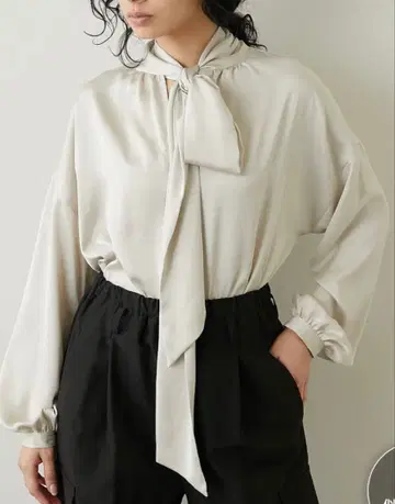 Whim Gazette 새틴 그레이지 리본 긴팔 블라우스