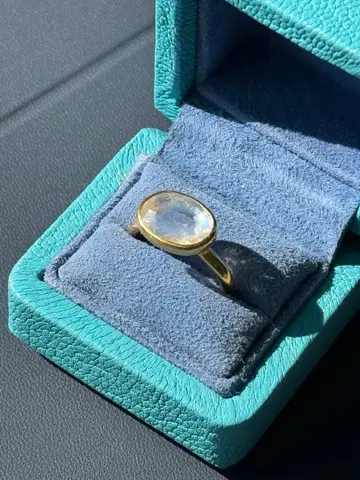 마리엘렌느 드 타이어크 프린세스 반지 레인보우 문스톤