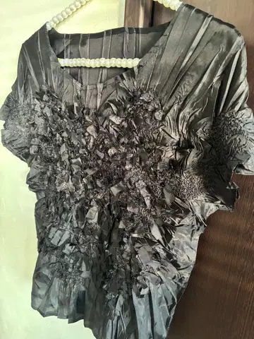 블랙 스페치오 프릴 장식