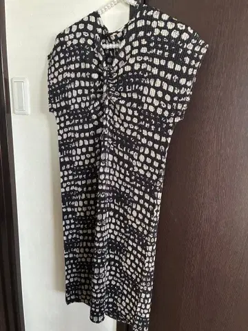 스페치오 블랙&화이트 플리츠 원피스