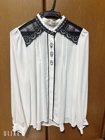 axes 트위스테 폼피오레 블라우스