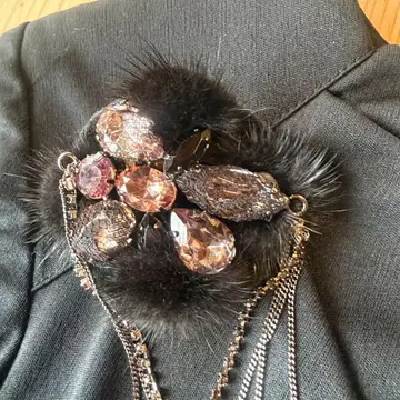 [ 중후 고딕 ] 퍼 x 스모키 비쥬 코사지 흔들림 체인 포함