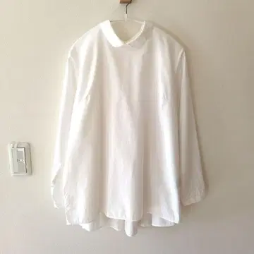 스탬프 앤 다이어리 라운드 칼라 백 턱 블라우스