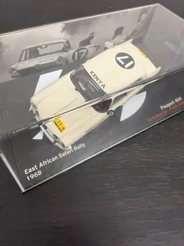 케이스 포함 레트로 Peugeot 404 1968