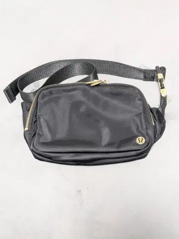 새상품급 Lululemon 블랙 x 골드 바디백 나일론