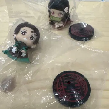 앉아있는 대원 네즈코 탄지로 귀멸의 칼날