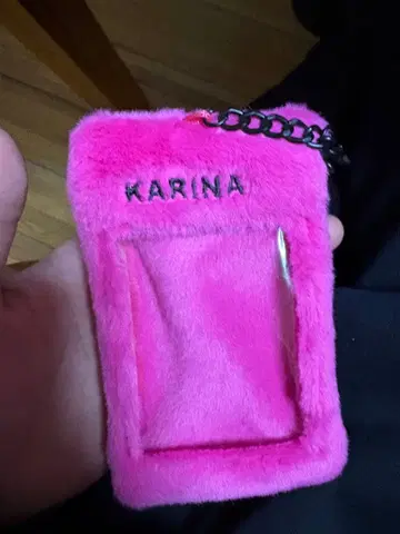 KARINA 핑크 퍼 파우치 체인 포함
