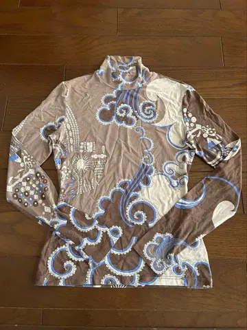 에밀리오 푸치 하이넥 티셔츠 S 사이즈