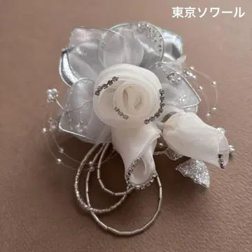 도쿄 소와르 화이트 플라워 코사지