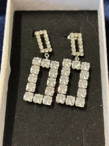 긴자 드레스샵에서 구매. 반짝이는 브라이덜 귀걸이