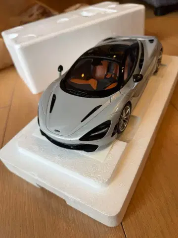 미니카 1/18 맥라렌 720S (메탈릭 화이트)