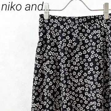 niko and - 롱 스커트 플레어 미니 꽃무늬 포켓 부착 빅