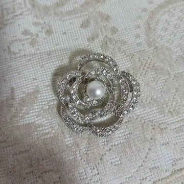 펄 장식 반짝이는 플라워 브로치