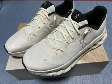 On 클라우드틸트 펄 화이트/블랙 28.5cm