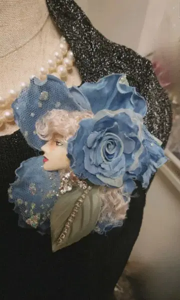 27 세라믹 인형 코사지