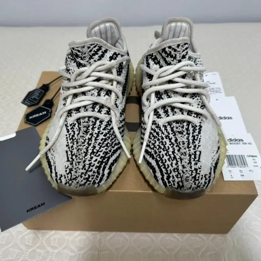 adidas gazelle silver green womens adidas Yeezy Boost 350 V2 Bred