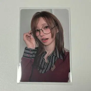 QWER 오사카 VVIP 트레이딩 카드 마젠타