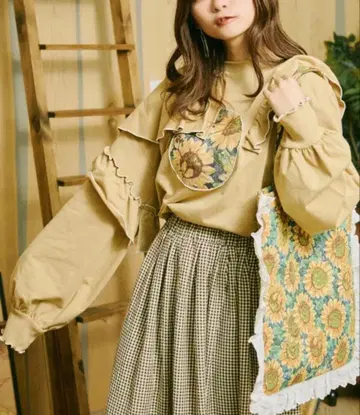 [틸과 레트로] 프릴 고블랑 맨투맨 베이지 해바라기