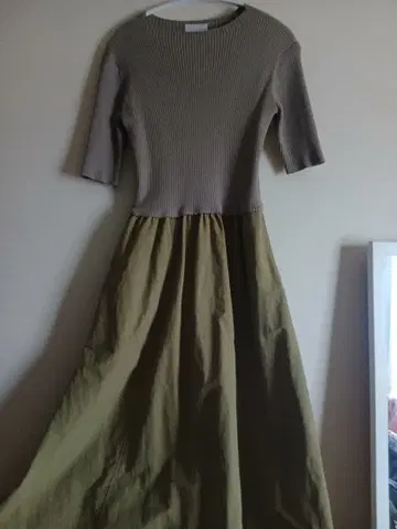 아쿠타 절개 니트 원피스