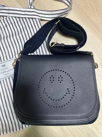 [ 컨디션 최상 ] 안야 힌드마치 스마일리 네이비 가죽 숄더백