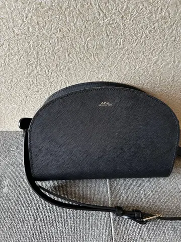 A.P.C. 하프문 숄더백 블랙 아페쎄